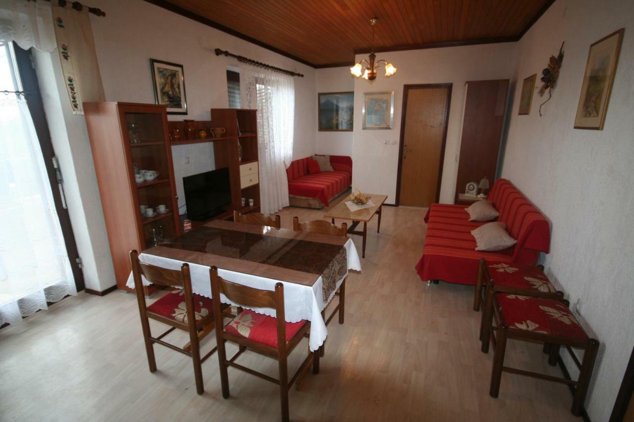 Apartments Cvelic Milovcic Malinska Exterior foto
