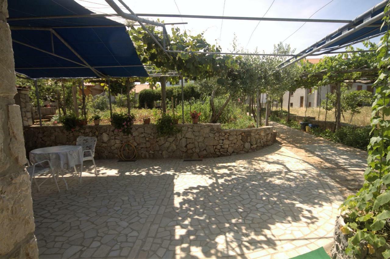 Apartments Cvelic Milovcic Malinska Exterior foto